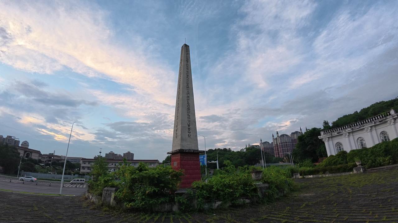 城市中的纪念碑与日落