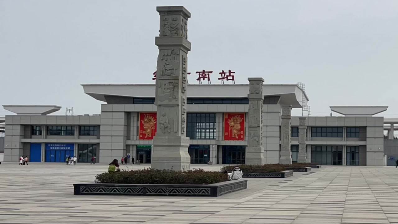 春节装饰的车站