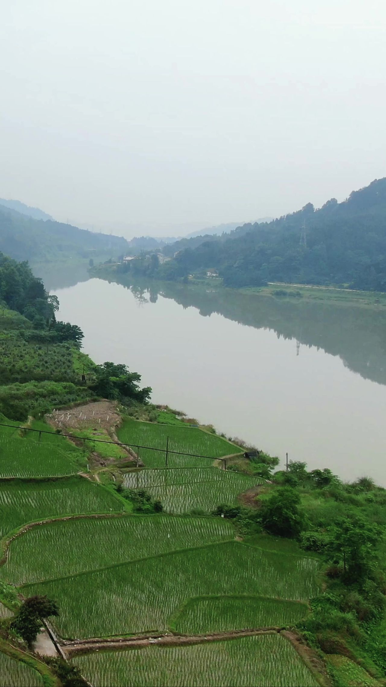  湖南湘西山中水库竖屏航拍