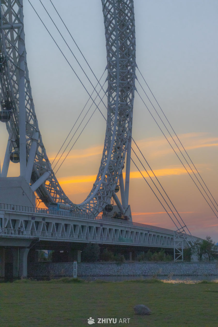 夕阳下的桥梁与摩天轮