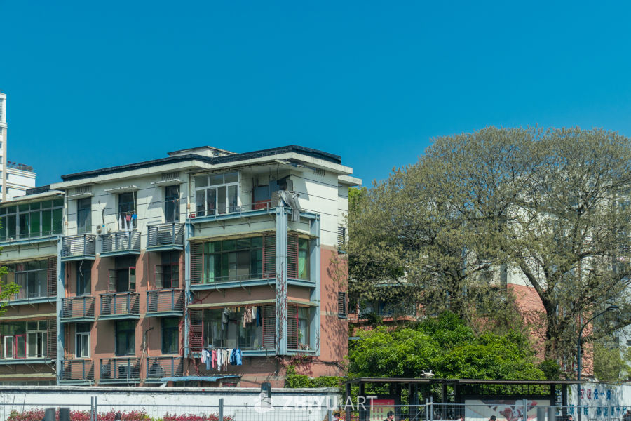 晴天下的居民楼一角