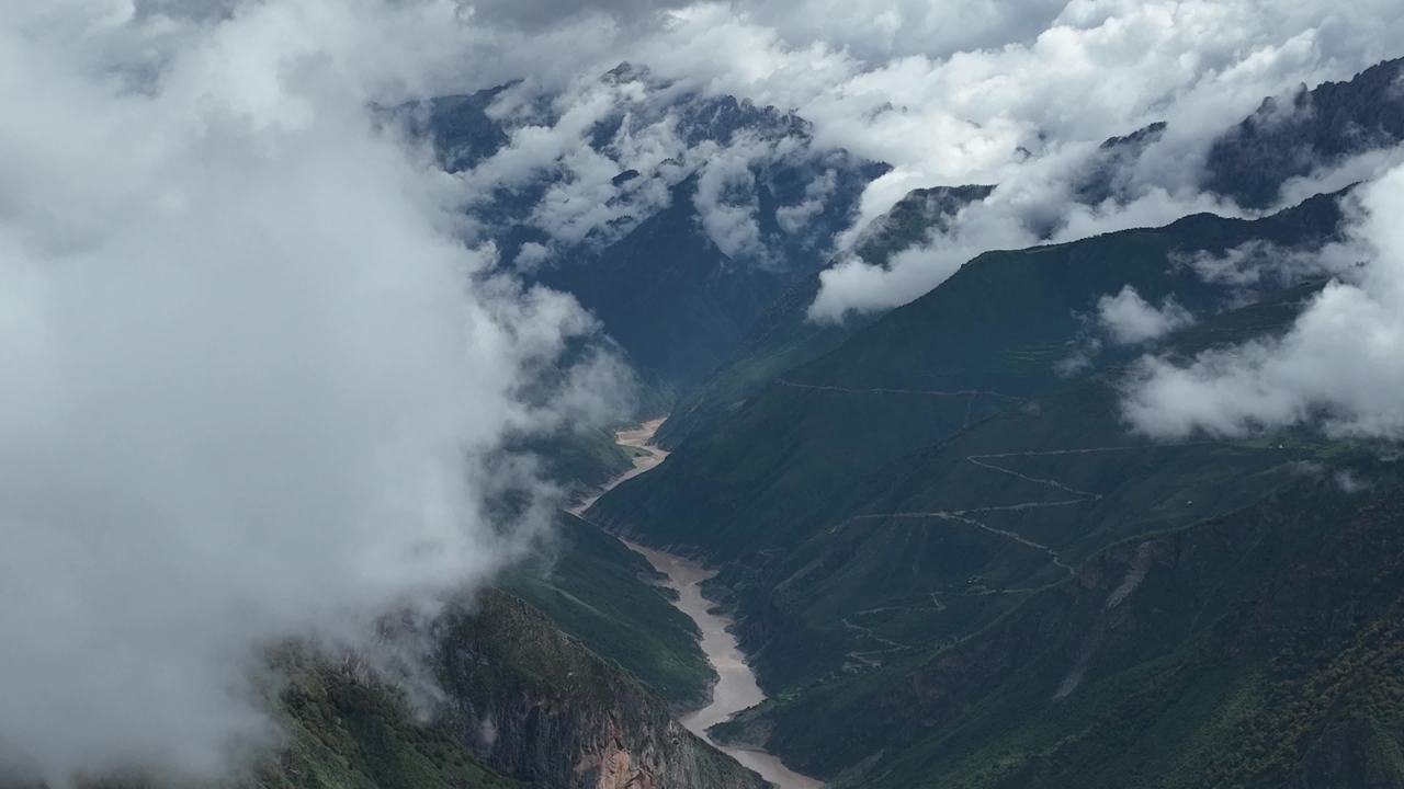 云雾缭绕的高山峡谷全景