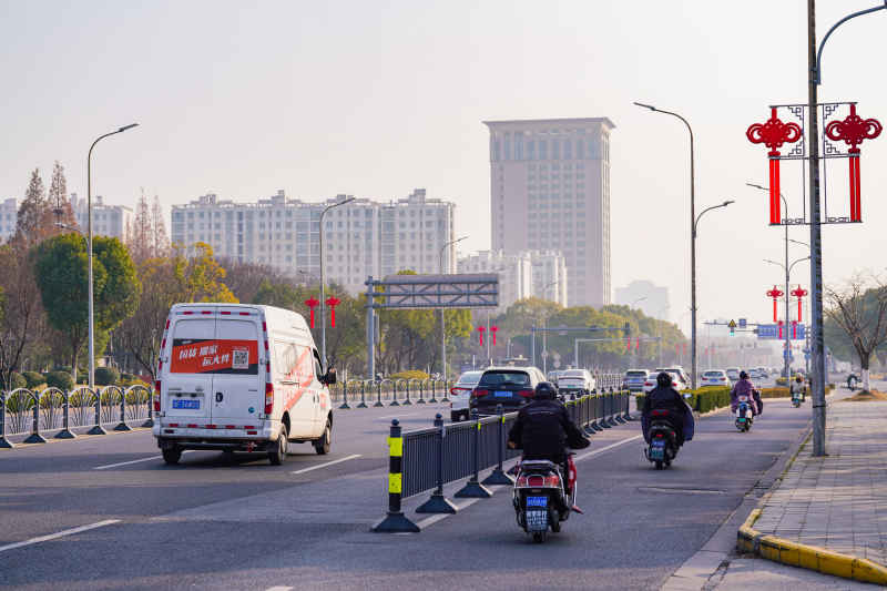 道路上的新春中国结 10