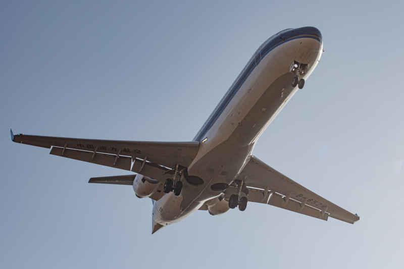 中国南方航空国产ARJ21-700(B-652M)飞机降落洛阳北郊机场 7