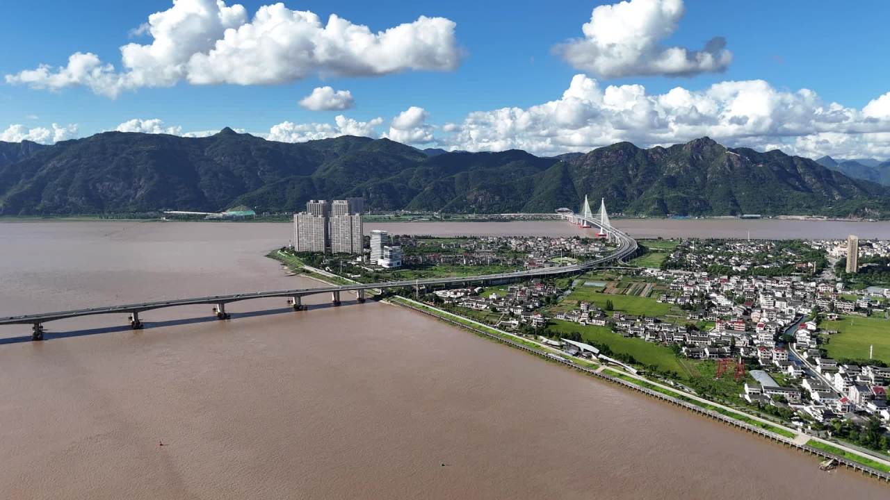 江畔城市的静谧与繁华