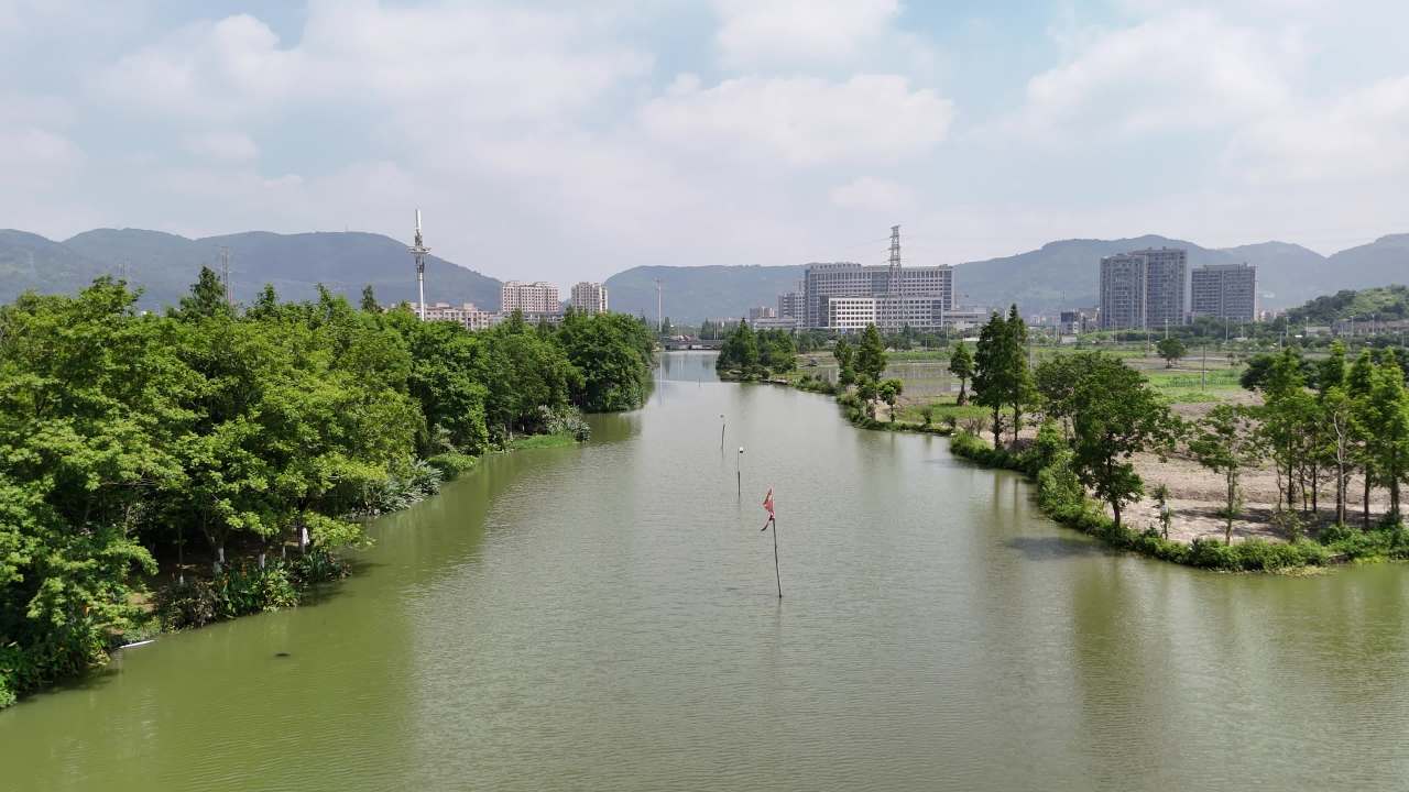 河畔城市风光