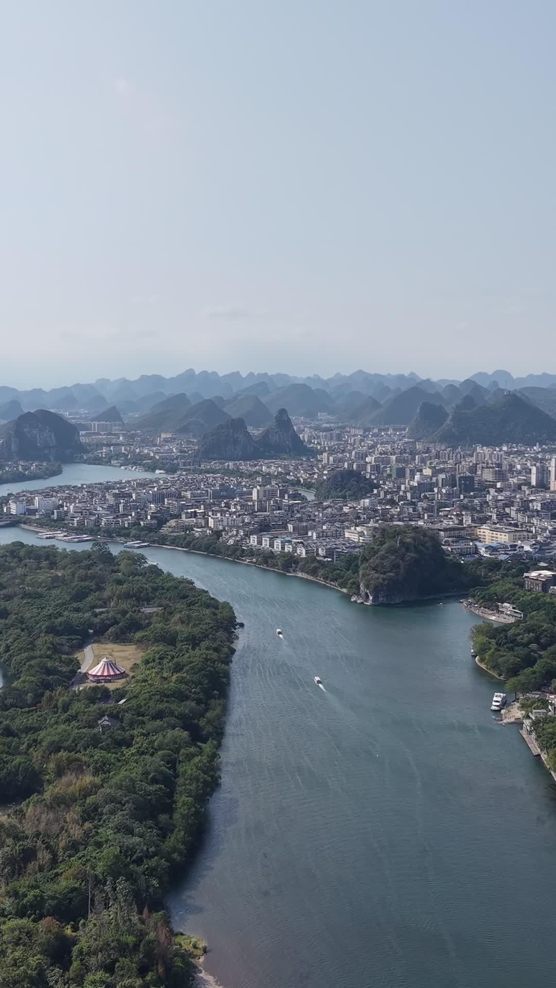 漓江边的城市风光