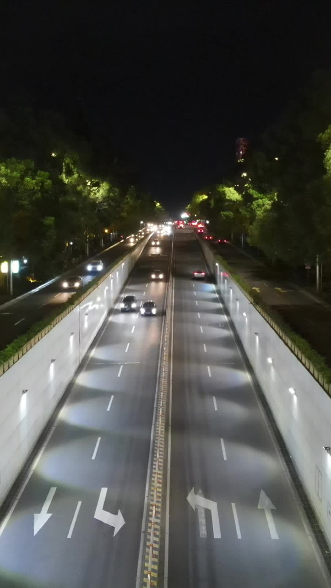 夜幕下的都市动脉