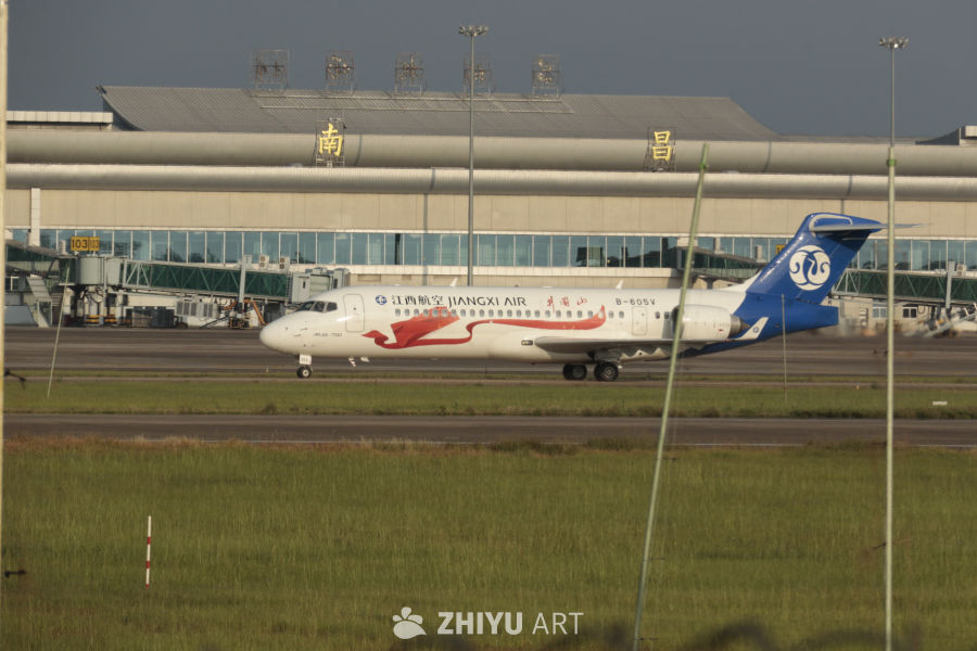 江西航空飞机在南昌机场准备起飞