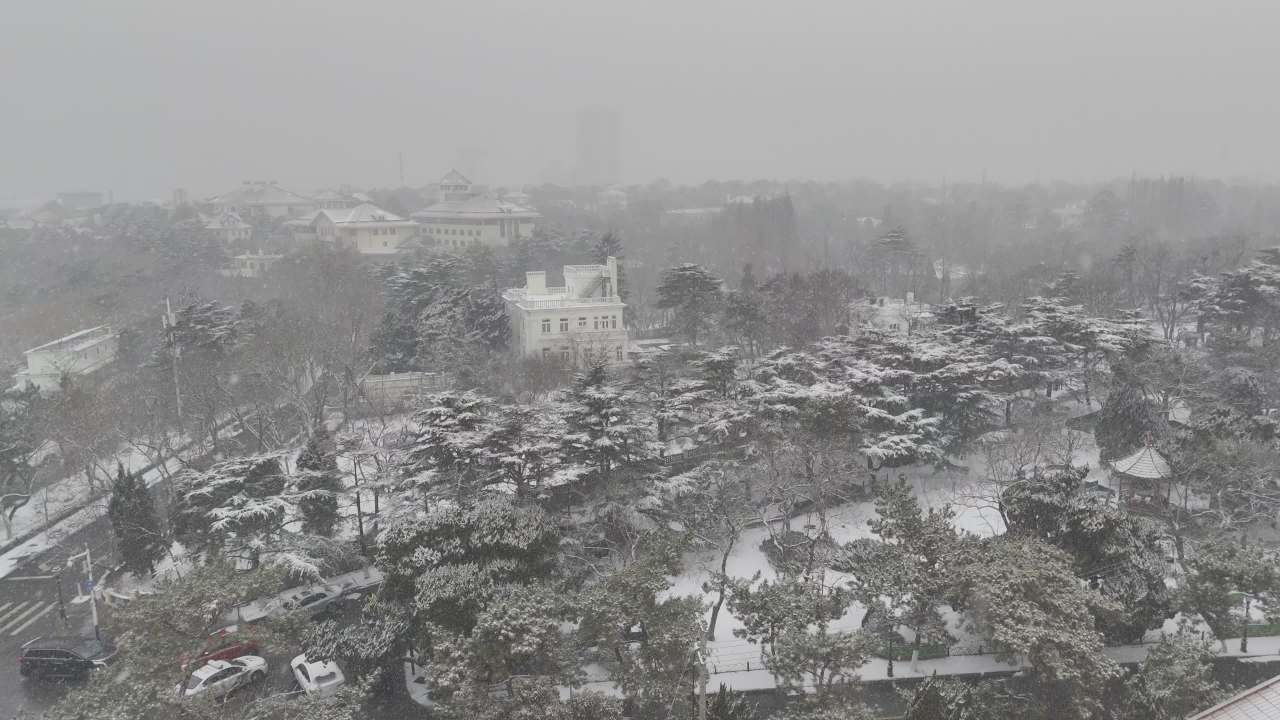 青岛第三海水浴场城市海边雪景航拍 3