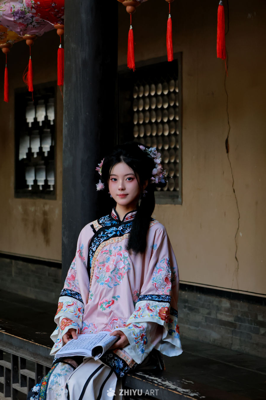 古装女子静读图