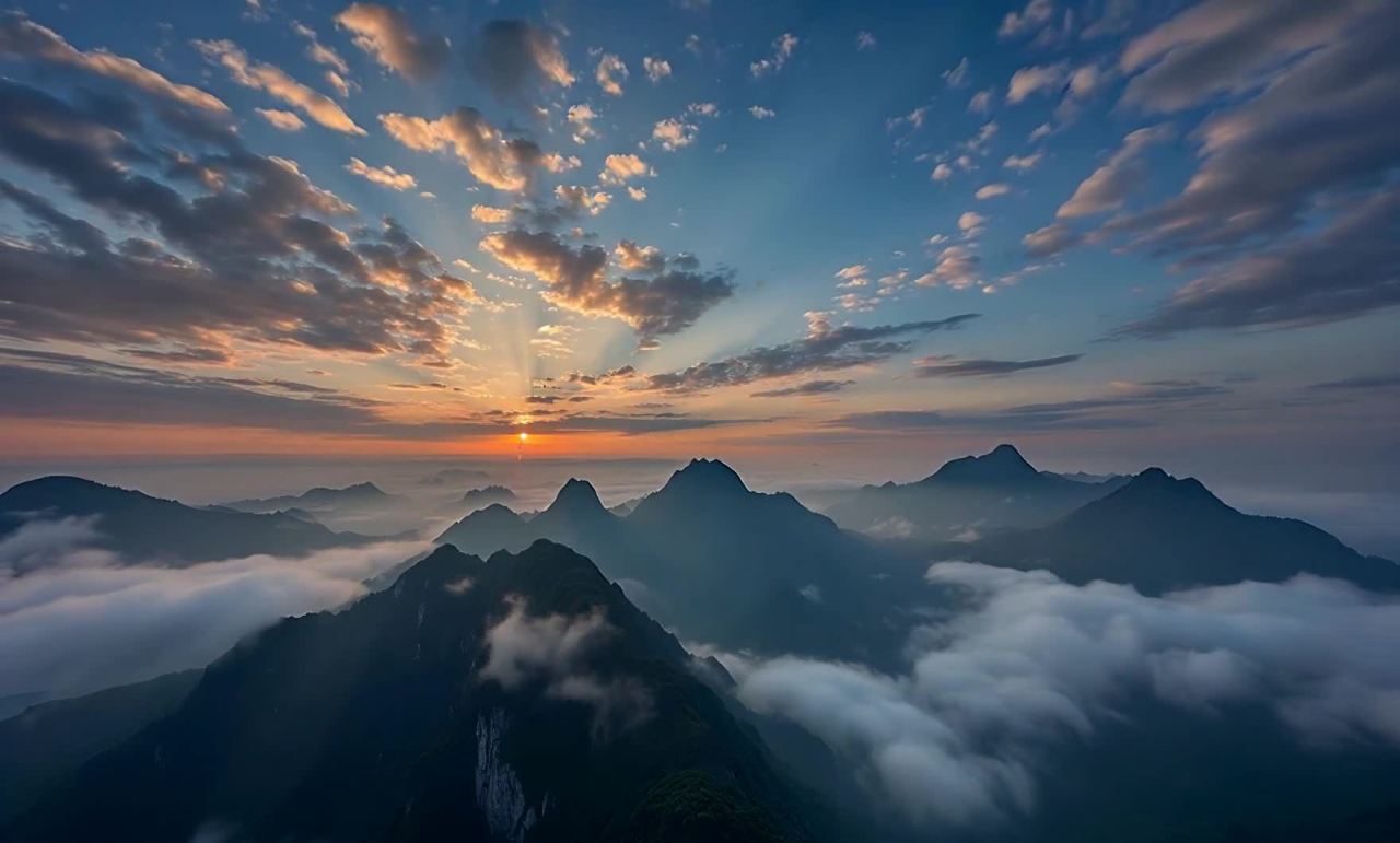 贵州云台山：晚霞云海映山峦起伏的全景壮丽风光