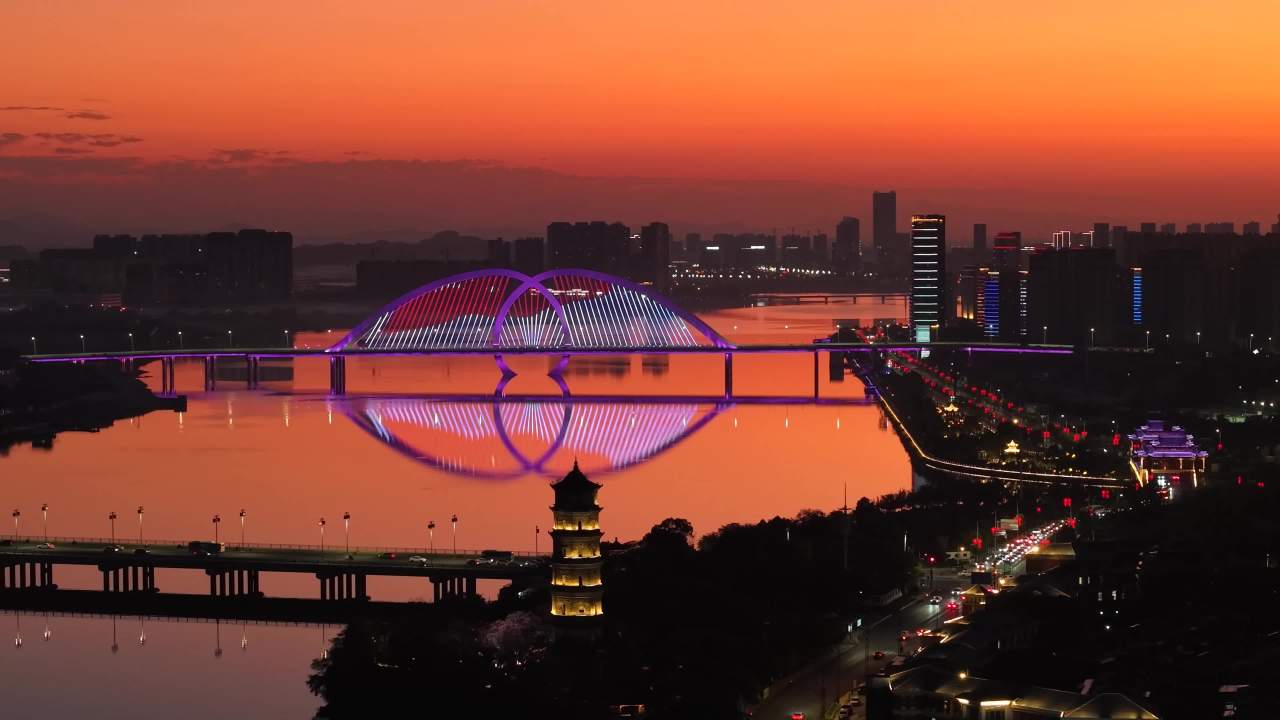 城市黄昏下的桥梁与塔楼