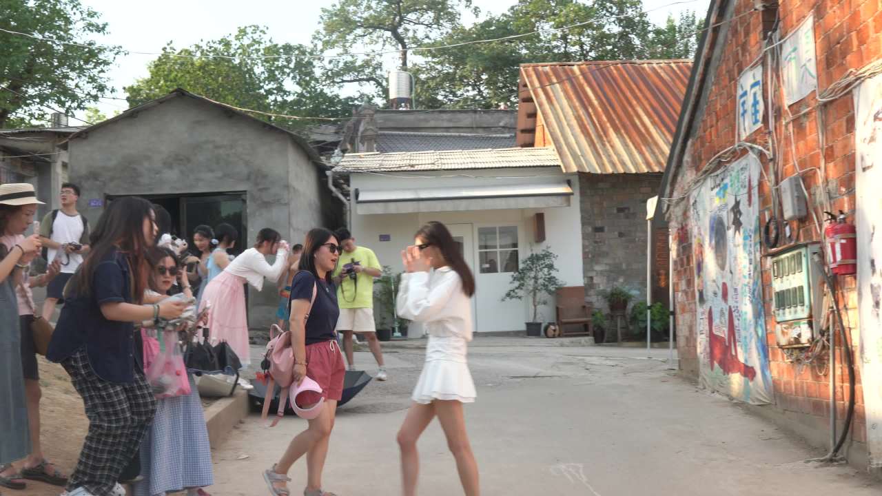 村庄涂鸦墙上的夏日时光