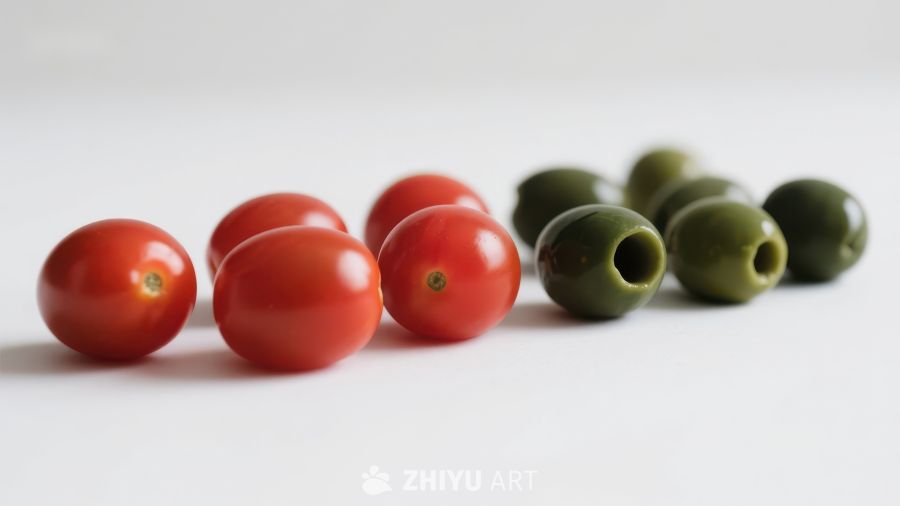 樱桃番茄与青橄榄的对比排列