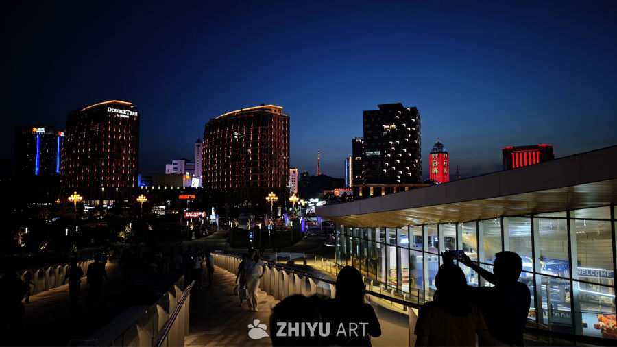 城市夜景下的现代都市
