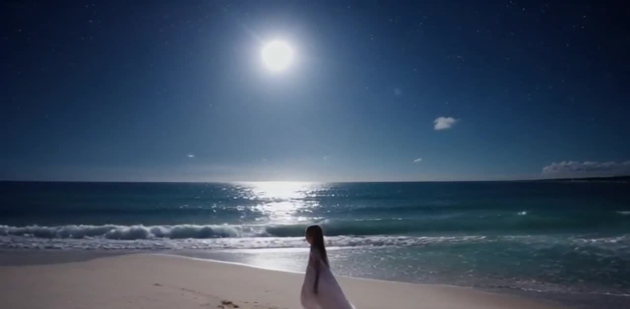 海边夜景：女孩、沙滩、大海和皎洁月光。