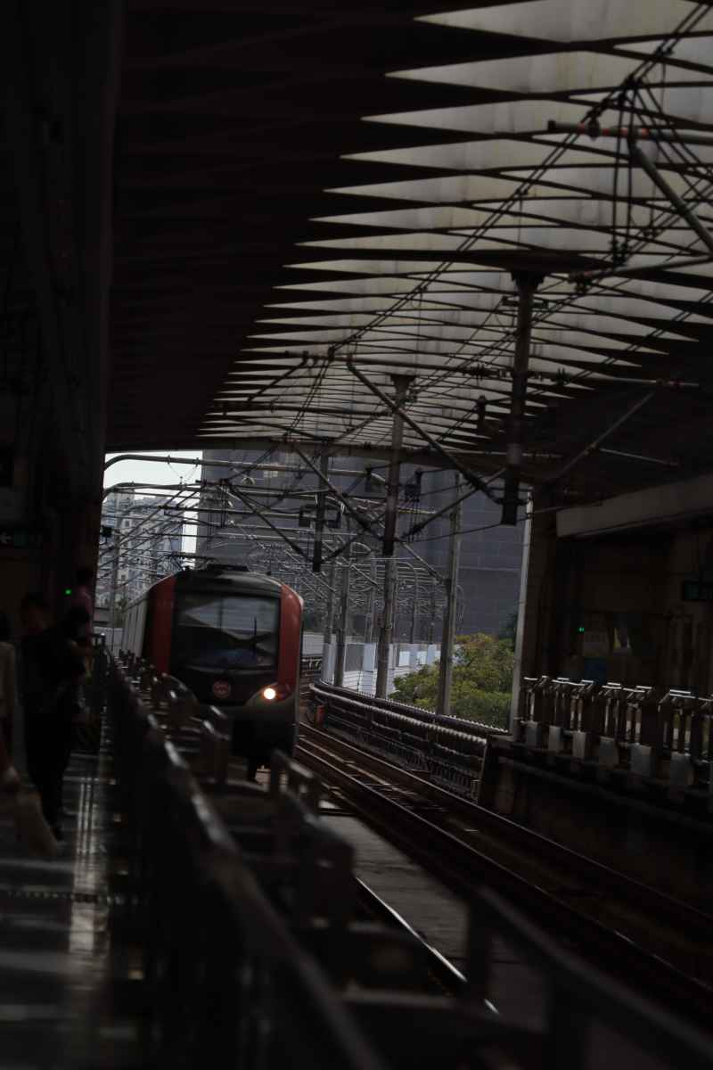 上海地铁3号线列车进站