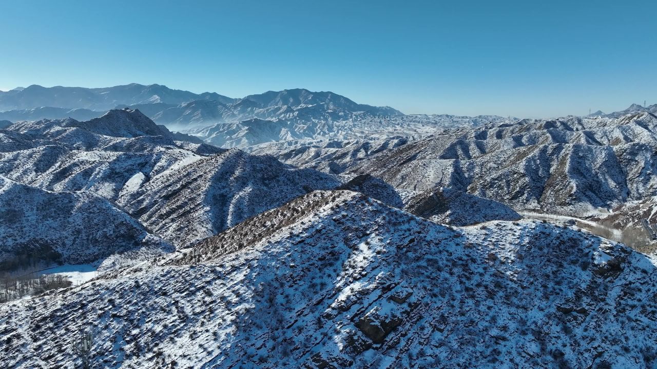 航拍雪山连绵谷道