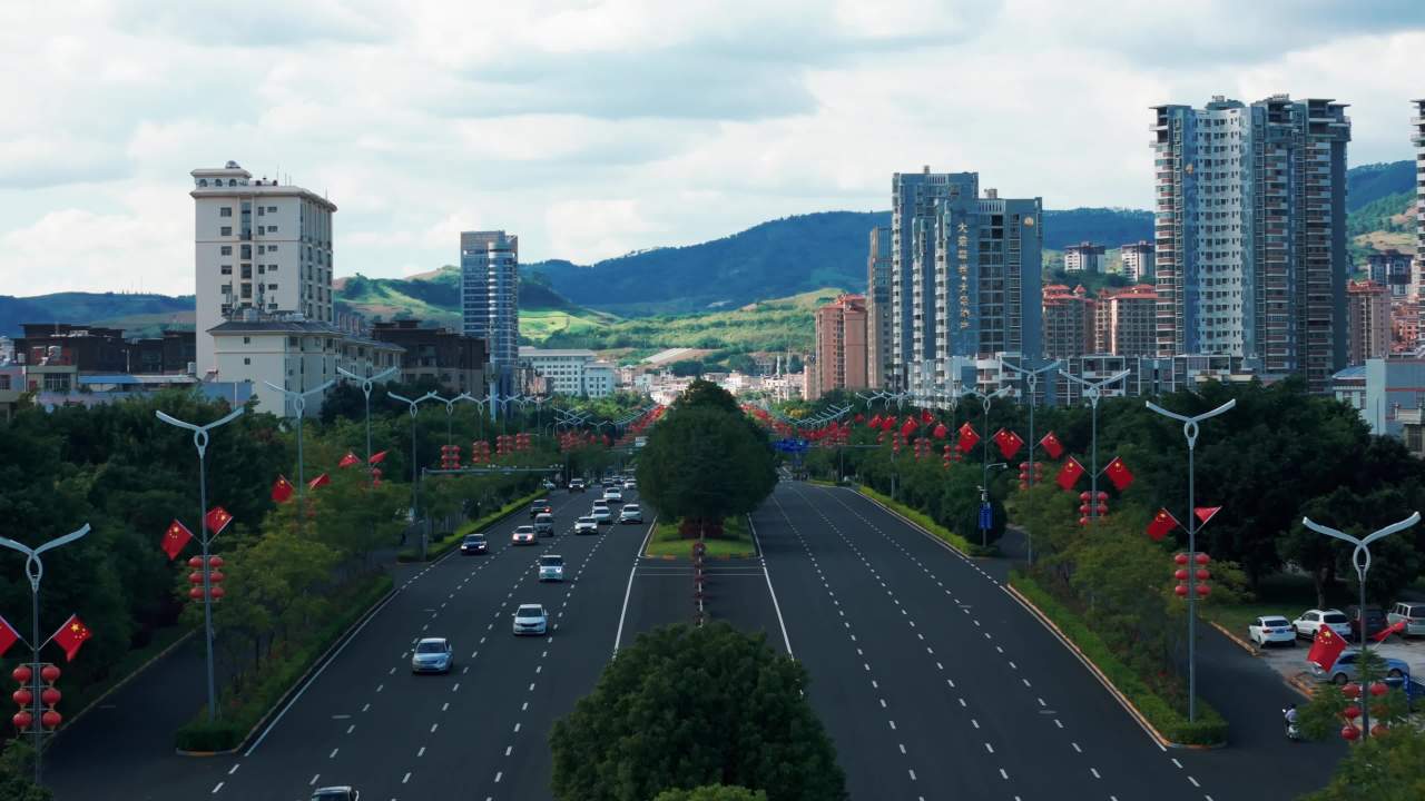 城市清晨航拍：红旗飘扬的主干道