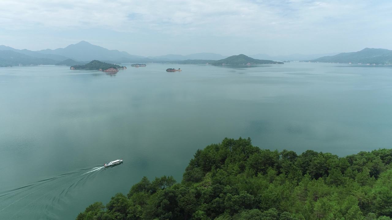 航拍万绿湖