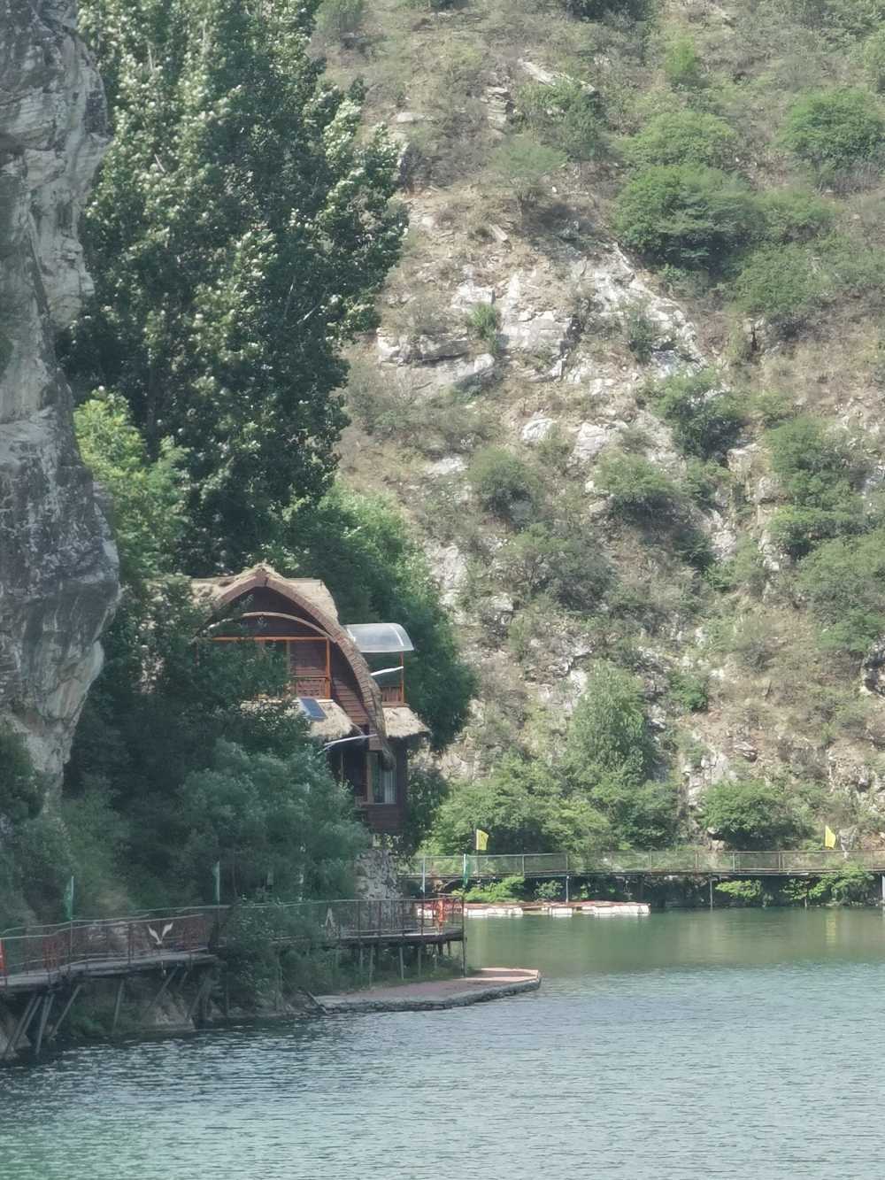 湖旁小楼