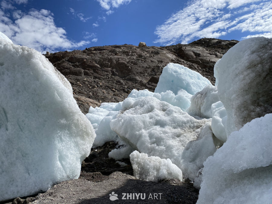 冰川奇景：蓝天下的纯净之美