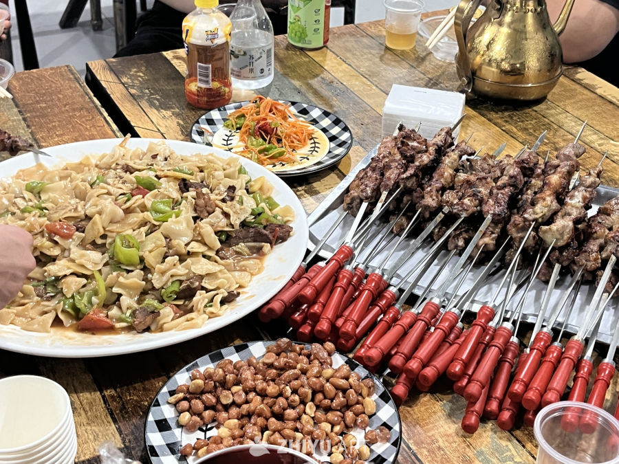美味烤串与炒面的聚会时光