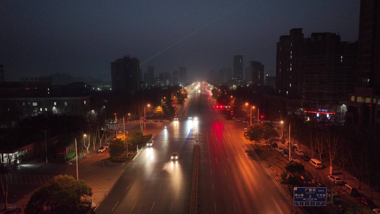 夜幕下的城市车流