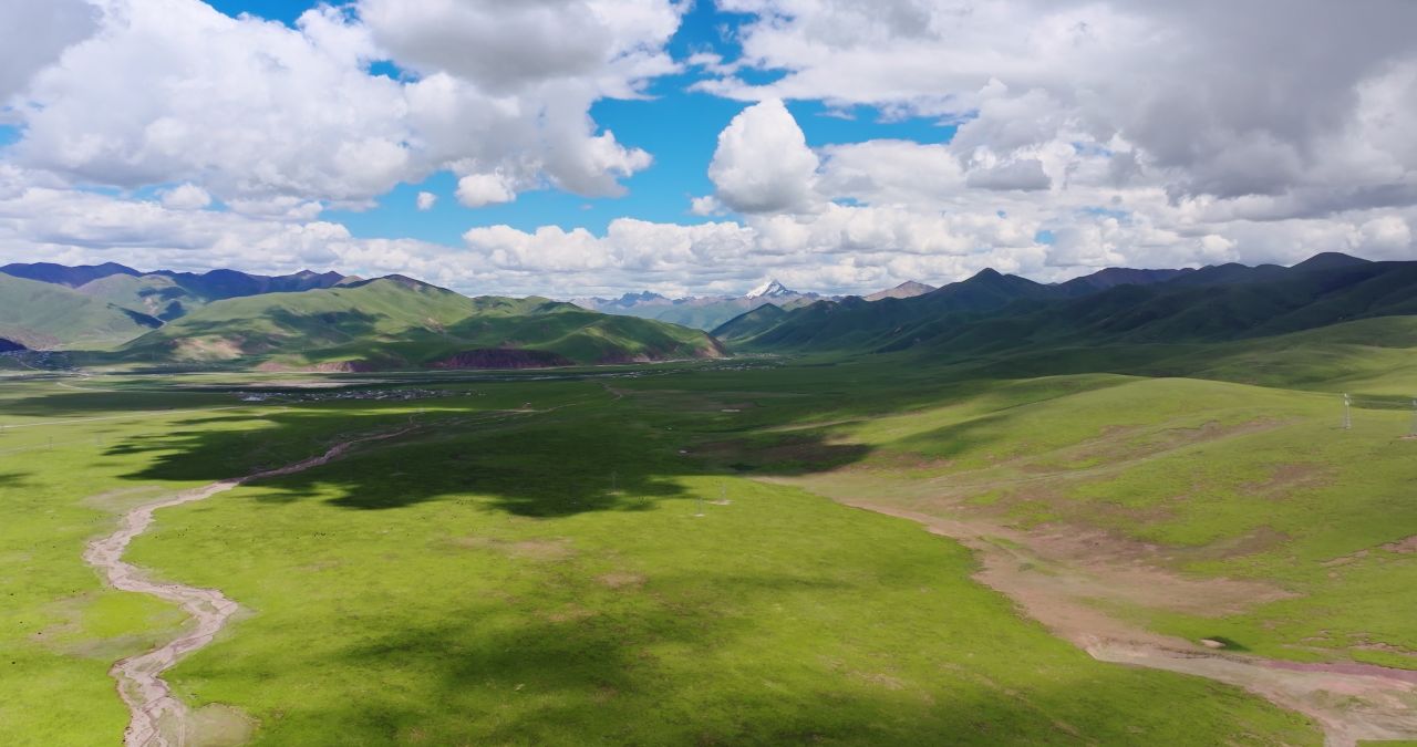 西藏那曲草原尽头的巍峨雪山航拍视频