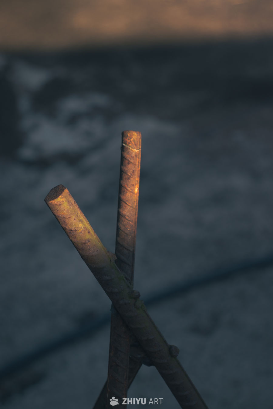 锈迹斑斑的钢筋交叉