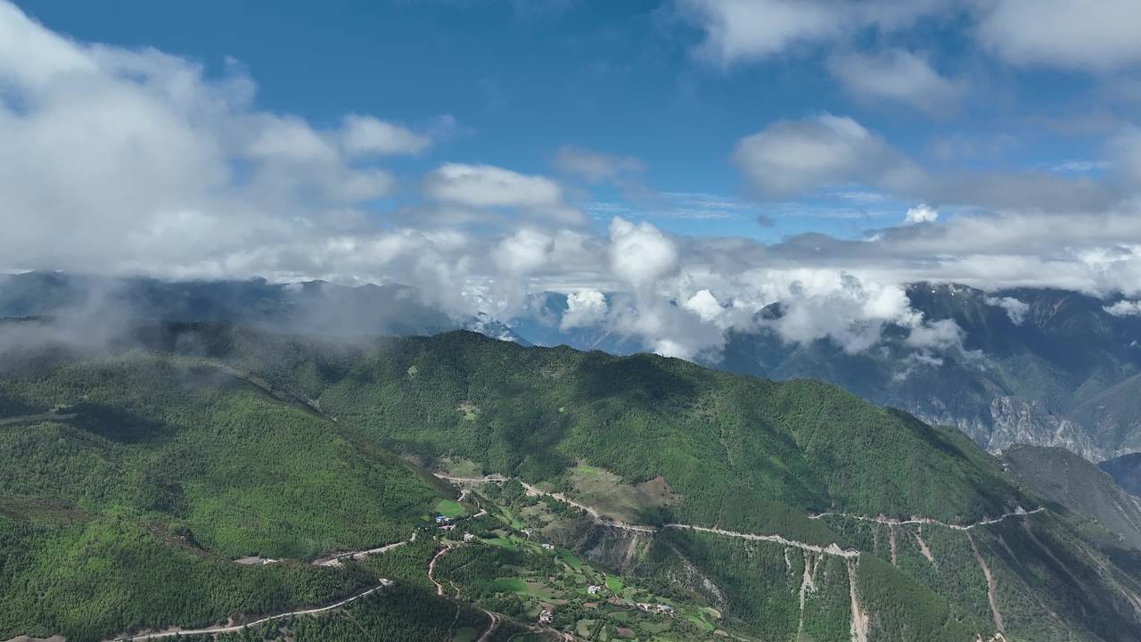 壮丽山脉与蜿蜒道路的自然风光