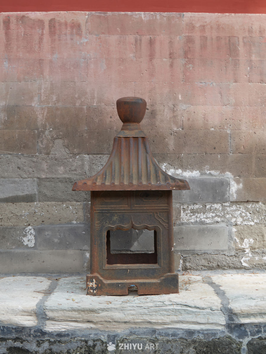 古建风格铁制焚金炉特写