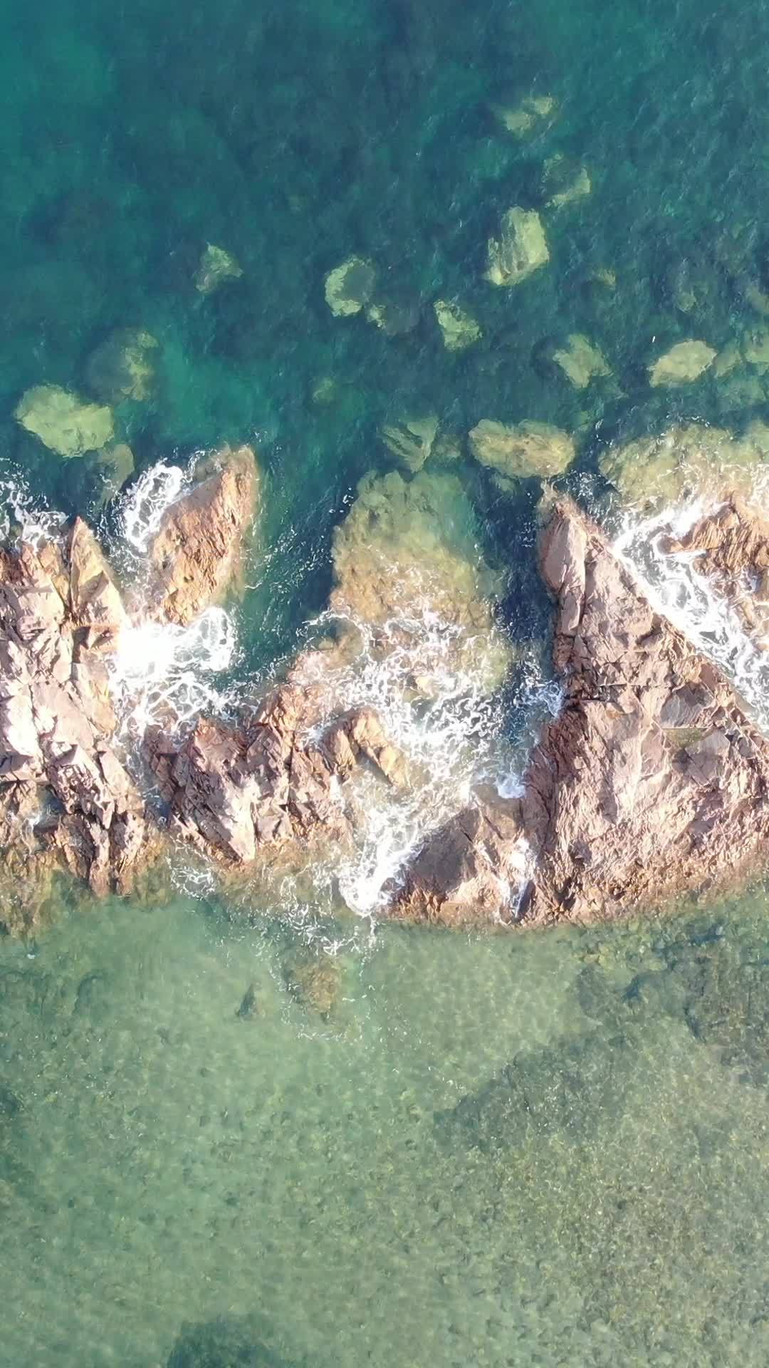 海岸岩石与海浪