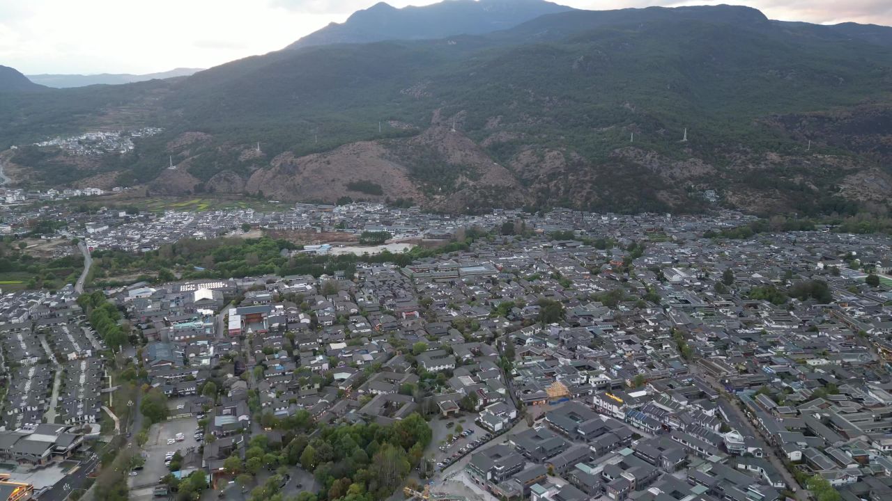 航拍云南丽江束河古镇4A景区