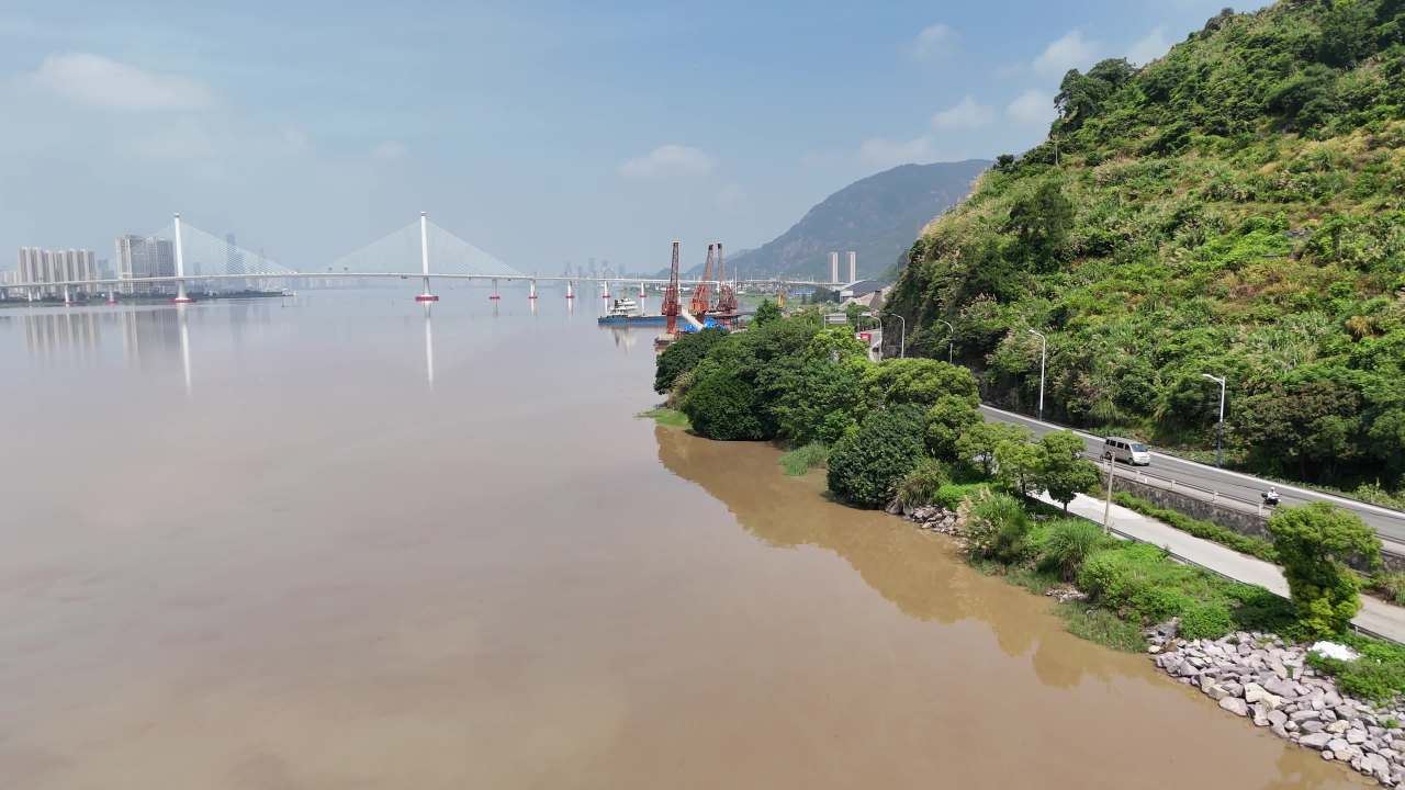 河畔风光与现代都市