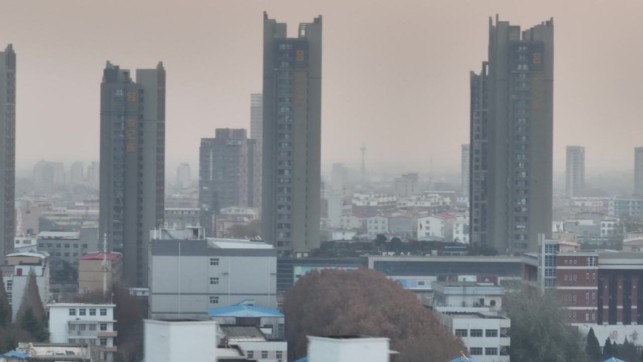 雾中城市剪影