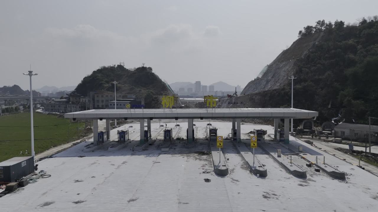高速公路建设中的城市全景