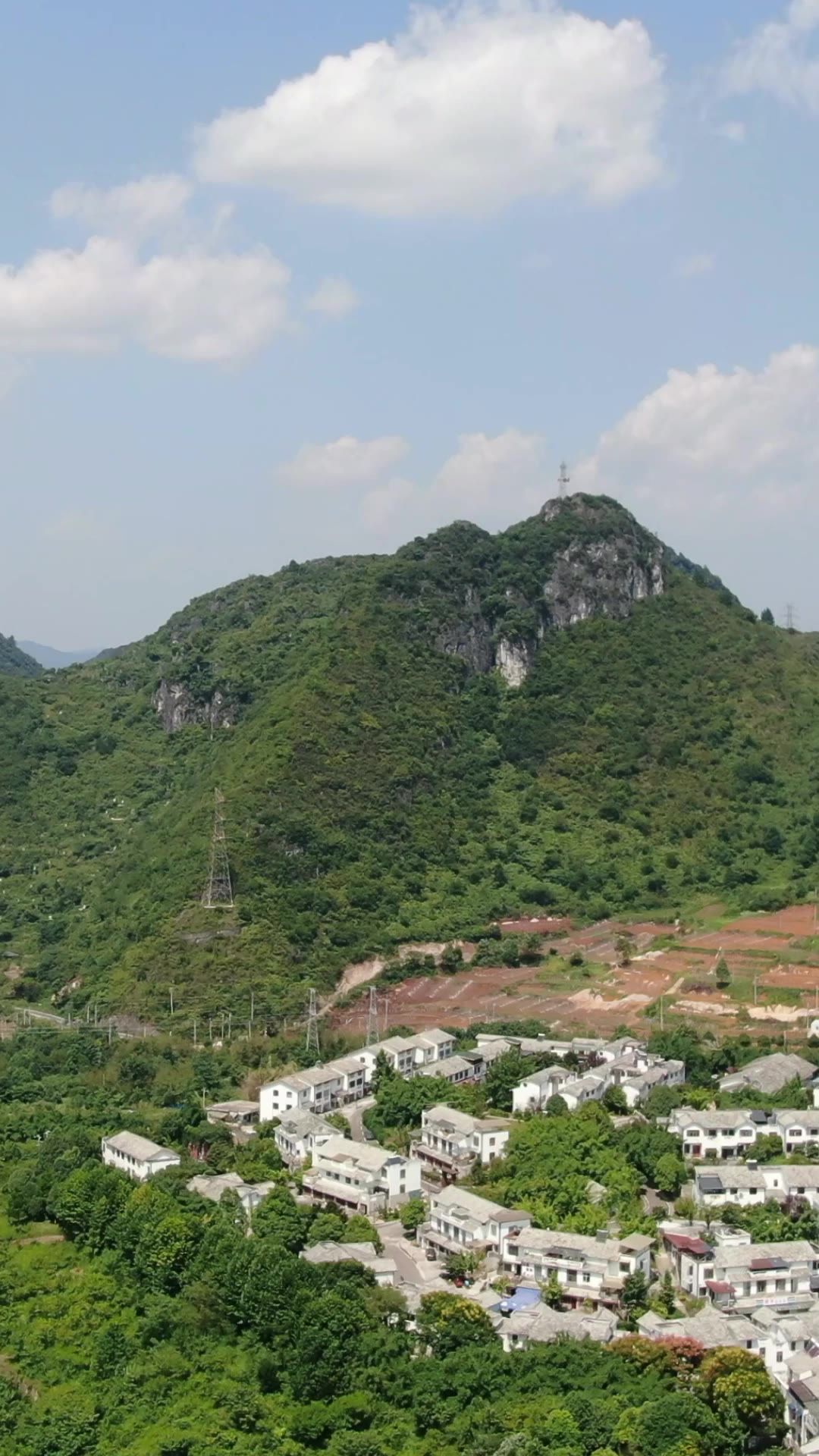 航拍贵州大山山脚村寨竖屏