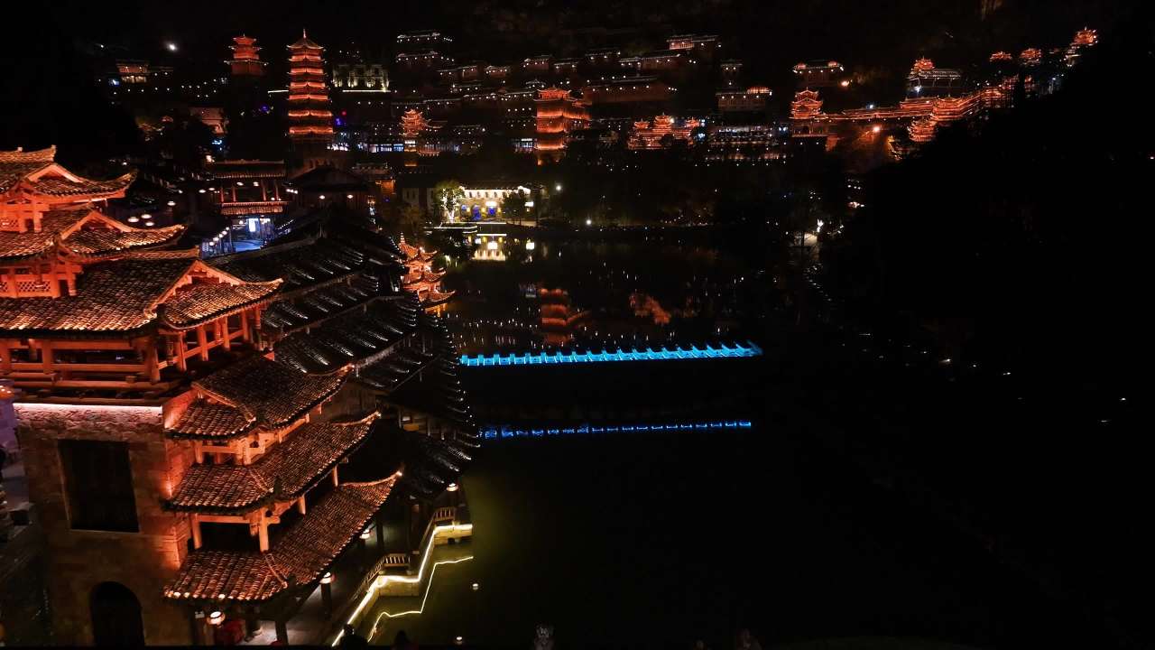 4k航拍贵州兴义峰林布依夜景
