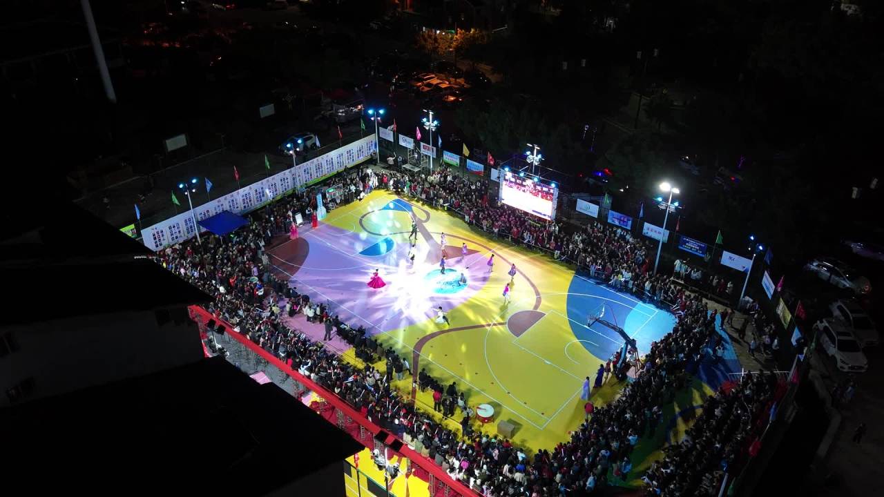 夜间篮球场灯光秀表演