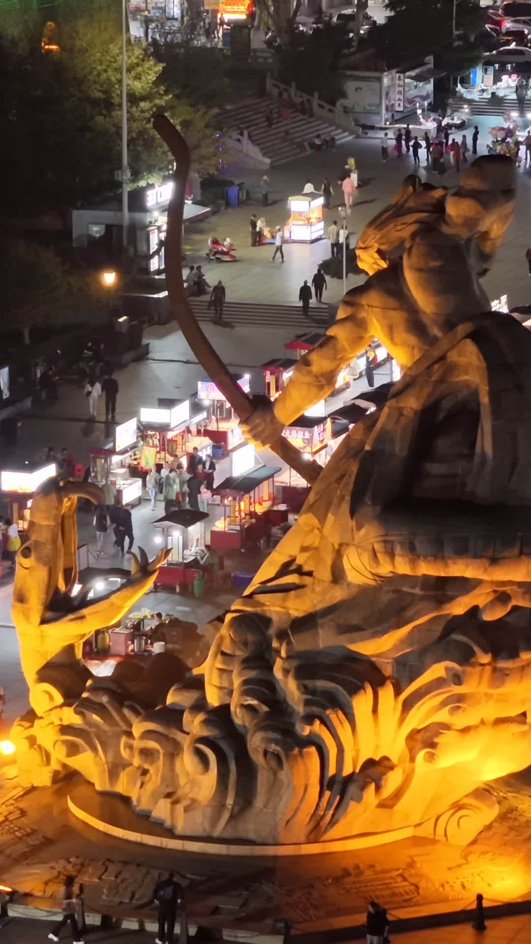 夜色中的城市雕像