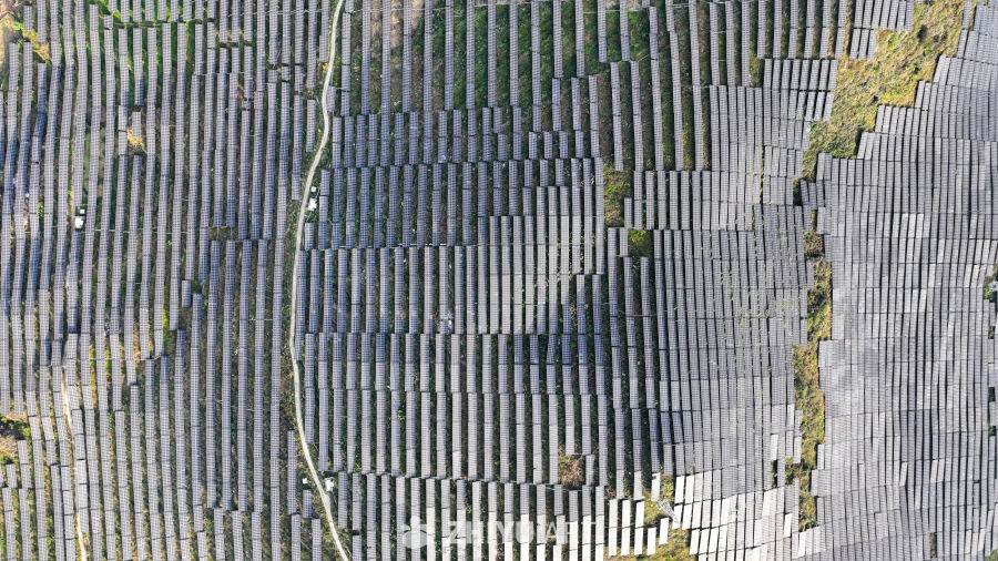 航拍贵州山区光伏发电站 新能源发电 7