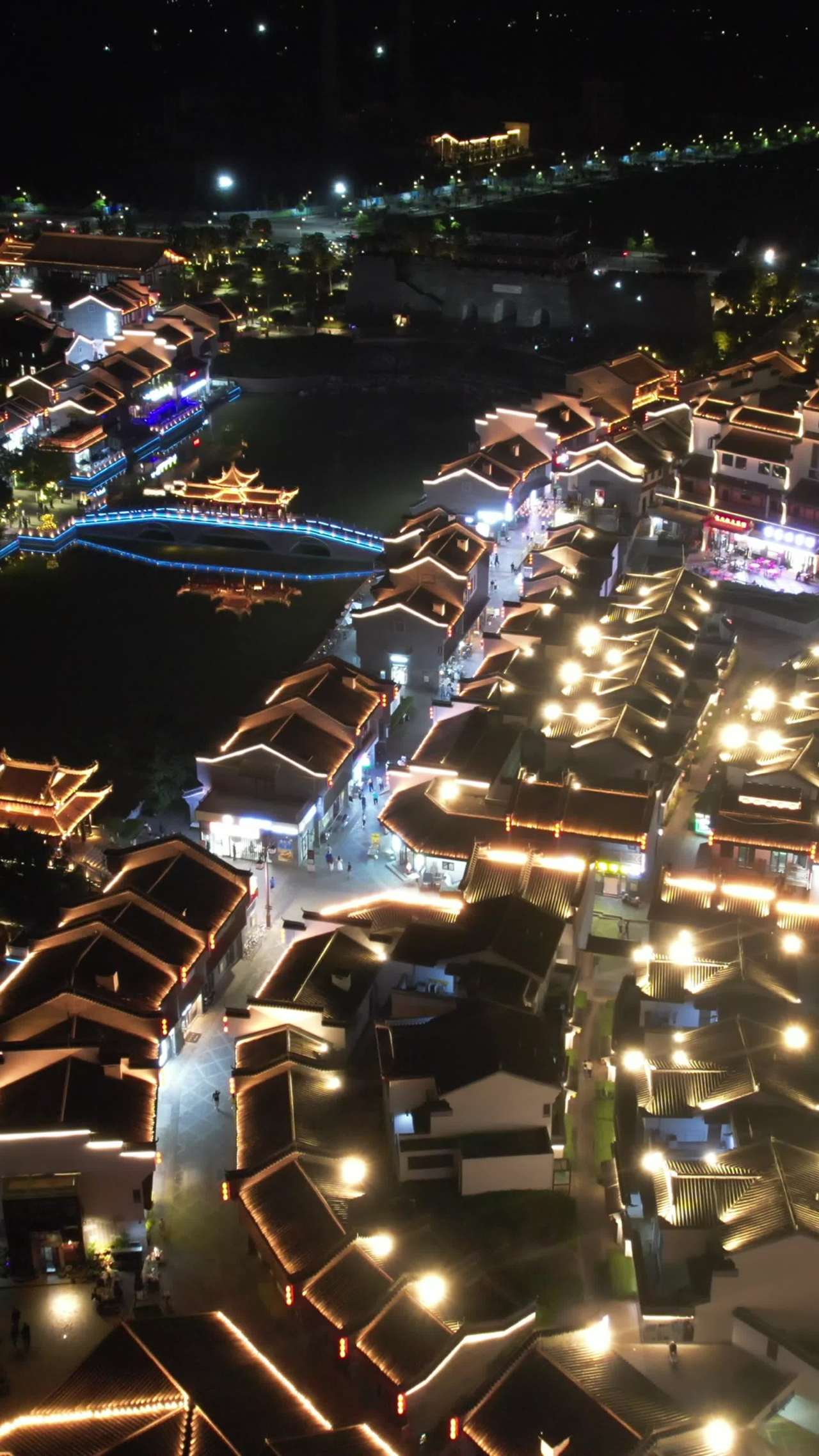 夜色中的古街