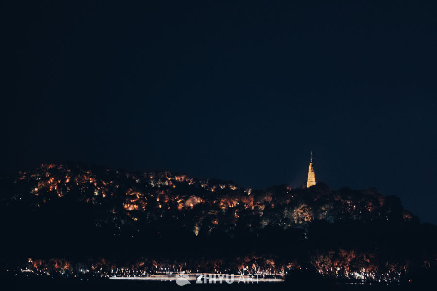 夜幕下的塔楼光影