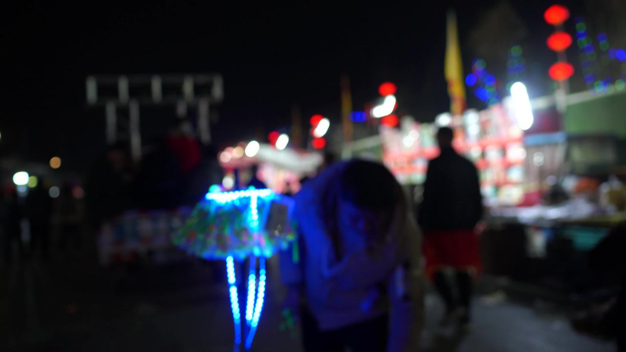夜市狂欢：灯火辉煌的节日之夜
