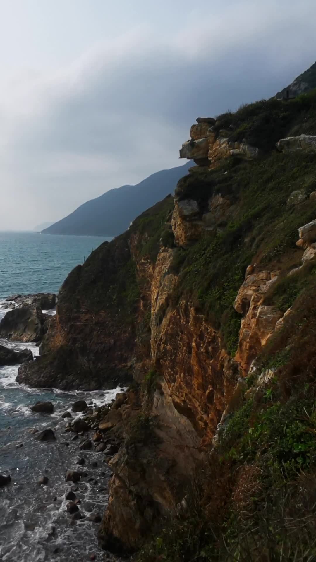 海岸悬崖下的宁静时光