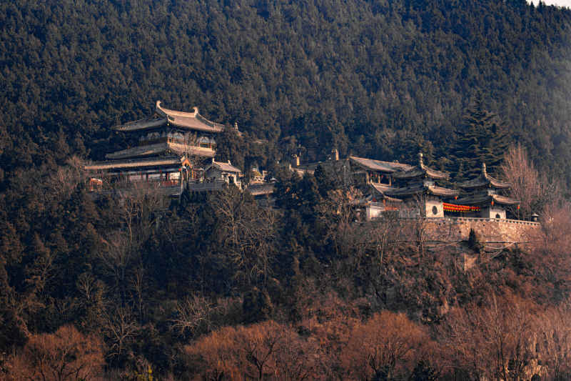 从龙门石窟东山隔河远眺远方的香山寺