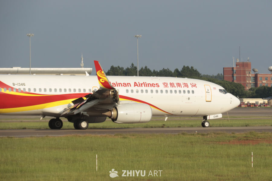海南航空飞机在跑道上准备起飞