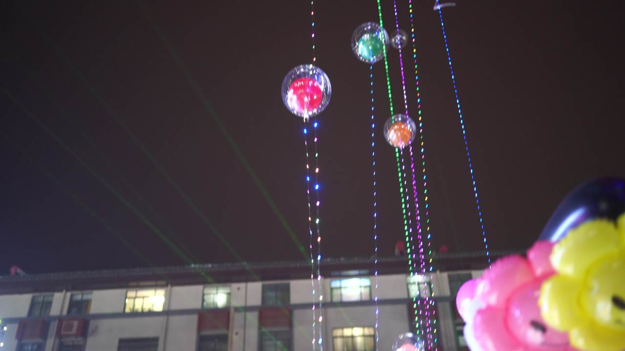 夜市狂欢：灯火下的欢乐时光